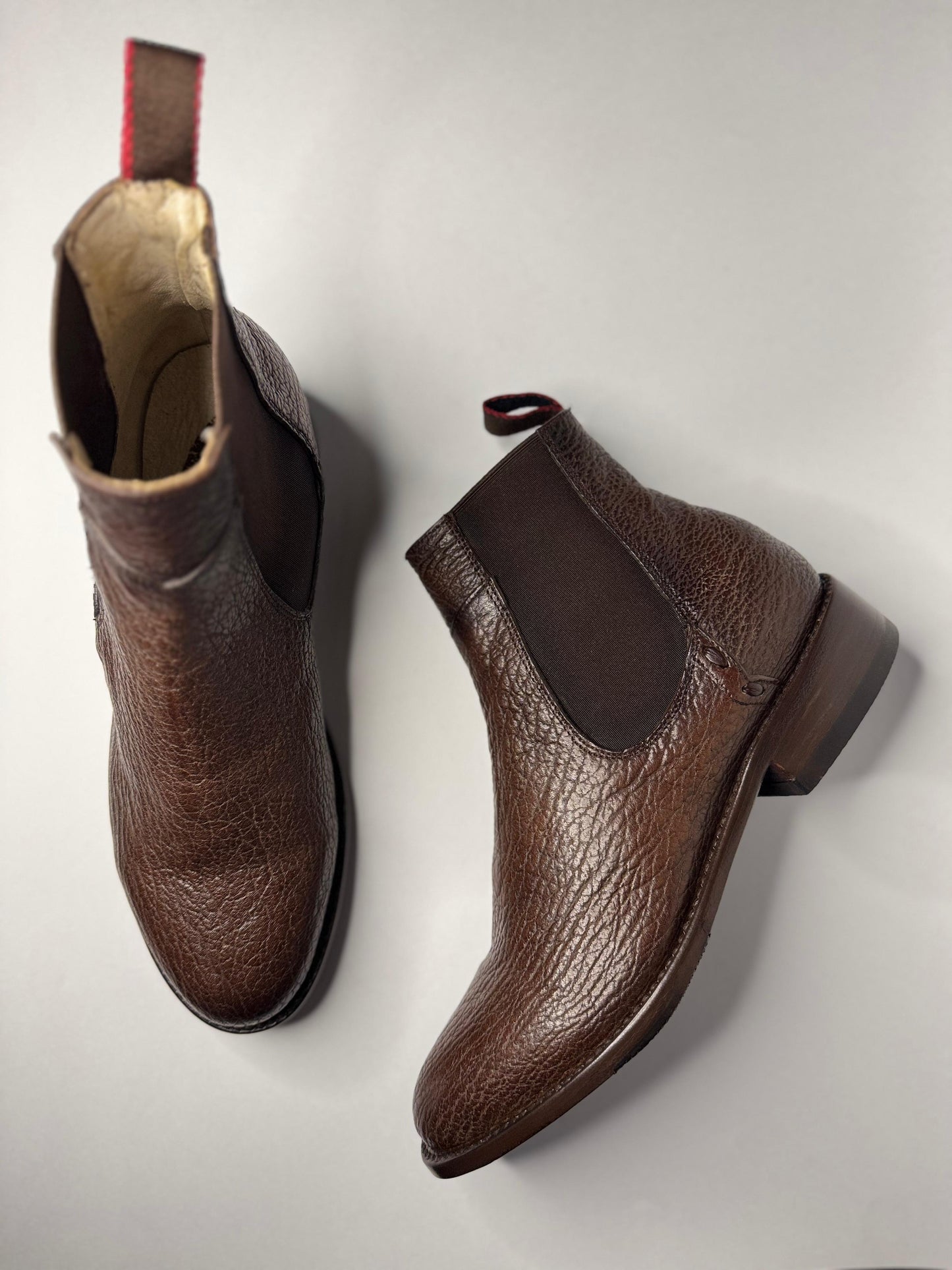 Bota Chelsea tiburón Chocolate
