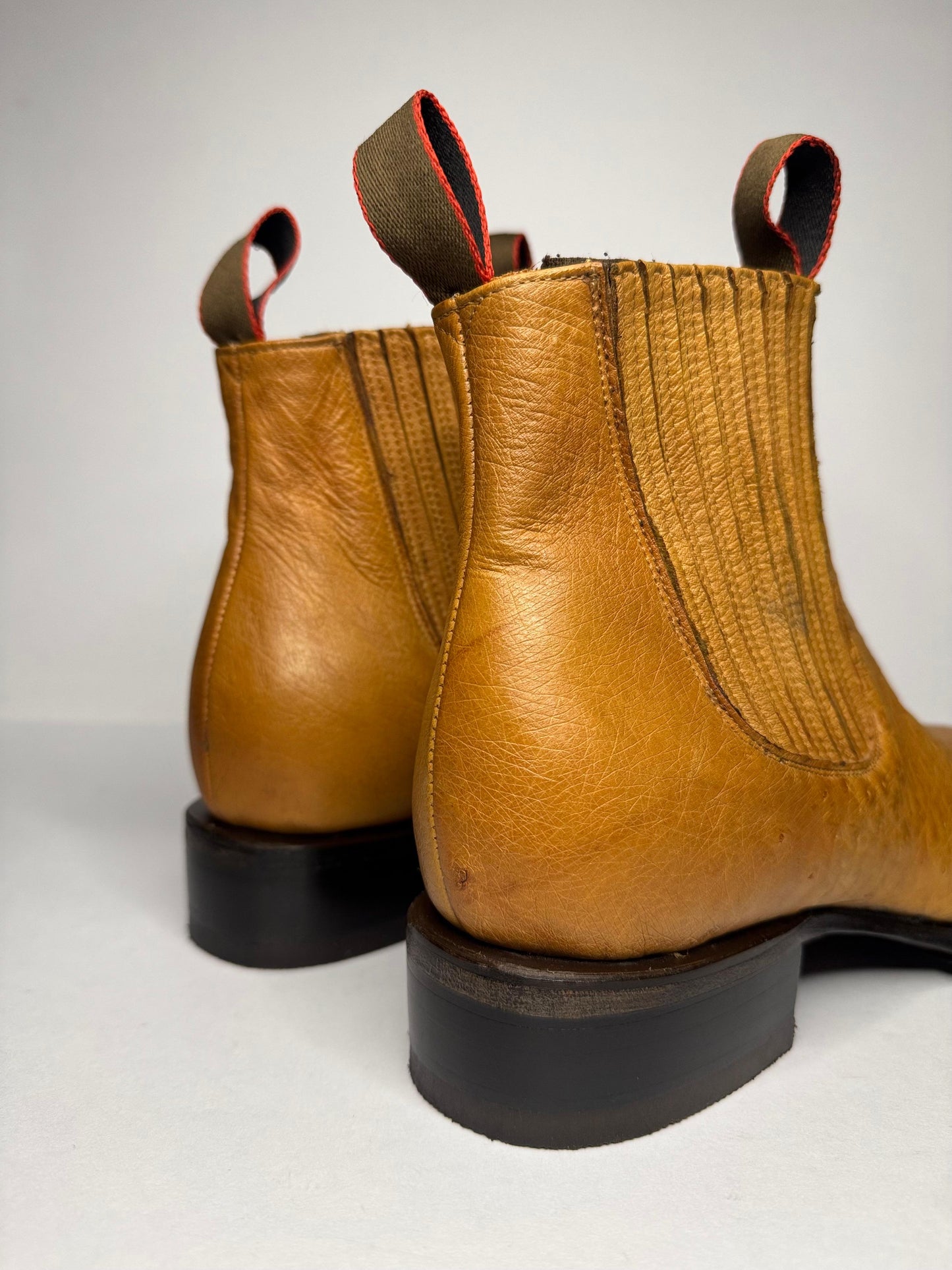 Bota Chelsea avestruz Mantequilla